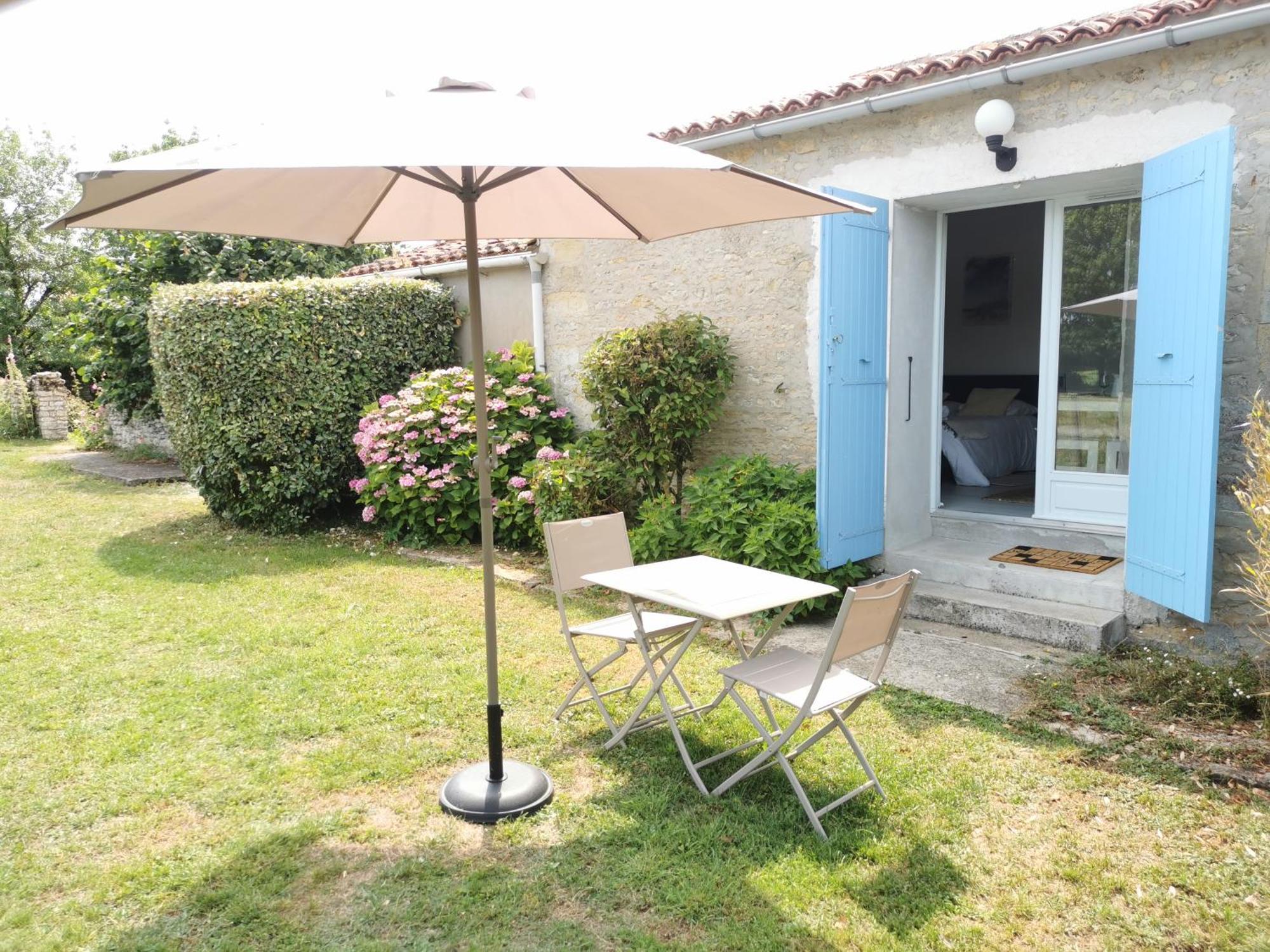 L'Enclos Bleu, Gite - Marais Poitevin Avec Piscine Chauffee Chaille-Les-Marais Εξωτερικό φωτογραφία